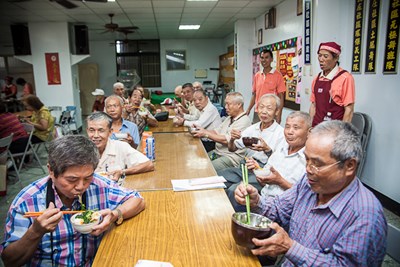 中市府拼年底300處老人共餐據點 同步改善廚房場地及設備