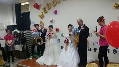 重溫結婚喜悅 中市長青快樂學堂舉辦爺奶圓夢婚禮