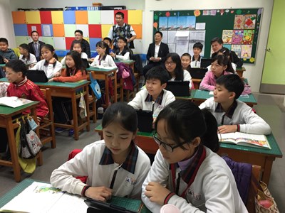 中市推廣行動學習 教育局長與學童共體驗