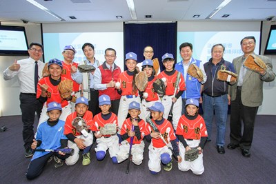 中市和平區自由國小獲華僑贈球具 練球不再排隊輪用