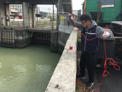 梧棲安良港上游工廠違法排放廢水 中市府啟動檢警環查獲送辦