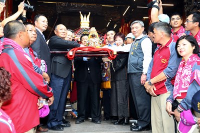 大甲媽遶境今日鎮瀾宮展開 蔡總統參加祈安典禮 張副市長恭請媽祖上轎