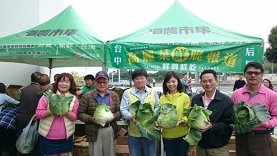 農業局國道休息站促銷高麗菜 助農民度難關
