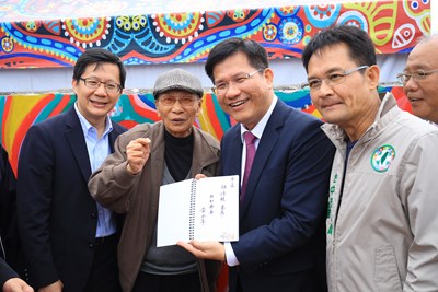 林市長訪彩虹眷村  彩虹爺爺開心分享創作心情