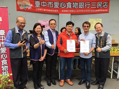 食物銀行發放日 宏源基金會提供義剪、早餐多元服務