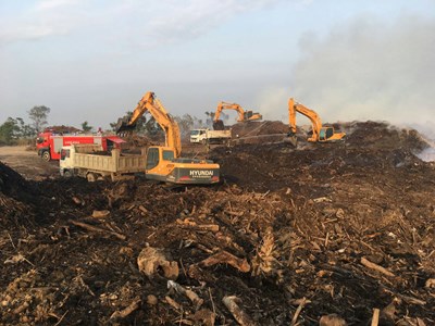 南屯文山掩埋場枯樹枝自燃市府全天候接力撲滅中 將加速移除堆積樹枝