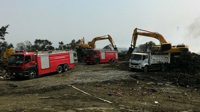 南屯文山掩埋場枯樹枝火勢獲控制 中市府24小時輪班加速移除 