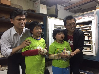 中市崑山國小發展陶藝課程 教育局長陪開窯祝兒童節快樂
