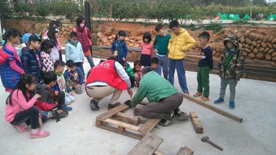 中市府輔導環保志工隊社區再造 開木工坊及有機農場助弱勢