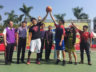 中市教育局籃球鬥牛賽宣導反毒  后綜教練戴金鼎與學生切磋球技