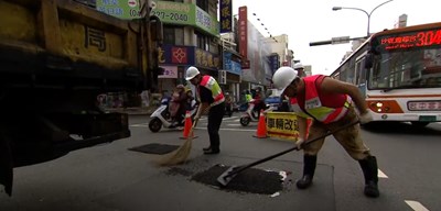 中市路平成果浮現 市府建設局拍紀錄片感謝路平「隱形超人」