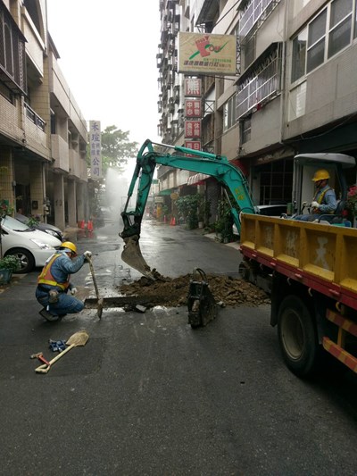 西屯區寜夏路瓦斯管線破損外洩搶修止漏  傍晚已恢復正常供氣