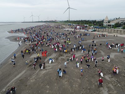 中市府世界地球日「揪愛淨灘」活動 1,500人響應環境生態保育