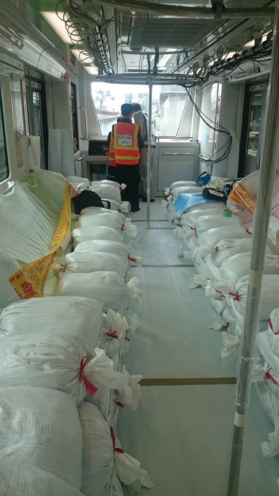 台中捷運電聯車沙包模擬滿載536人測試行駛