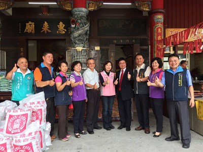 中市社區發展協會扛米共食助人 社會局長籲更多社區加入關懷據點