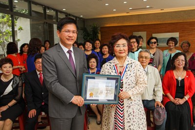 柯杜瑞琴投入公益不遺餘力 林市長頒贈傑出人士獎章表彰