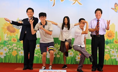 高中職市長獎畢業生合影 林市長分享人生學習經驗