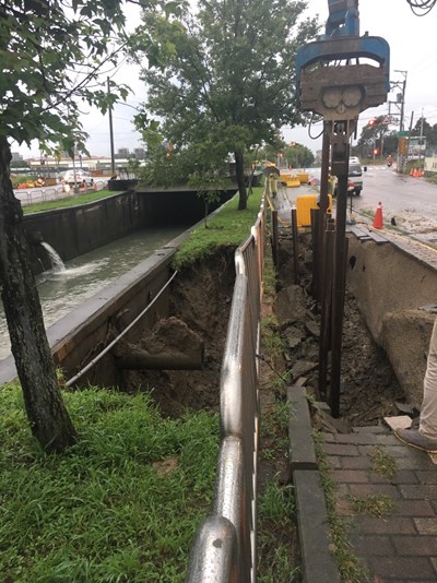 南屯溪畔人行道遭雨沖刷坍崩 中市府緊急搶修