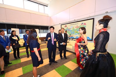 菲柏雅服裝將參加世盟年會競賽  林佳龍授旗盼為國爭光