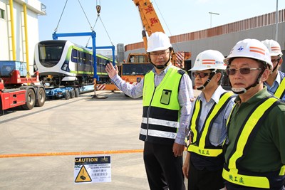 中捷首列國產無人駕駛電聯車運抵 交通局長：邁向新的里程碑	