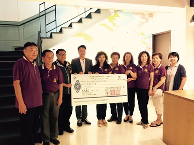 中區區長義賣手繪畫作 捐助社區關懷據點 