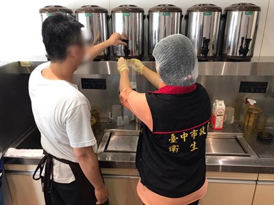 中市衛生局抽驗市售飲料  2件飲品大腸桿菌超標令限期改善  
