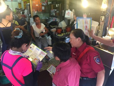 消防局擴大於夜市商圈用火店家 宣導桶裝瓦斯加裝防傾倒措施及瓦斯外洩正確處置方式