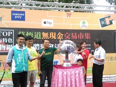 全台首場無現金交易市集草悟道開跑 人潮滾滾迴響熱烈