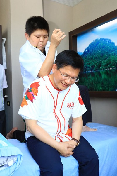 林市長視察梧棲視障按摩據點 實際體驗化身「最佳代言人」