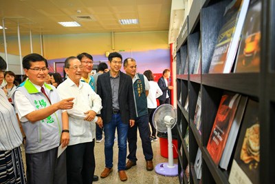 戴勝益「餐飲、翻轉孩子的未來巡迴書展」 回饋家鄉清水