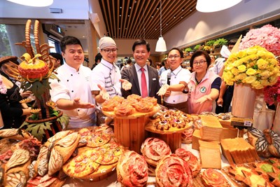 吳寶春台中旗艦店開幕秀7款台中限定花博麵包 林市長祝賀