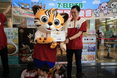 花博「來虎」一日超商店長 帶小朋友打工初體驗