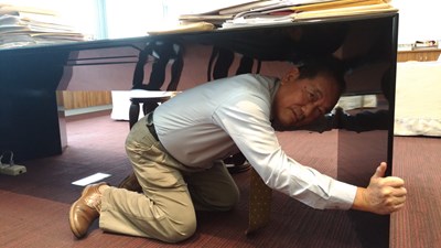 趴下、掩護、穩住並抓住桌腳 中市林陵三副市長示範「抗震保命三步驟」