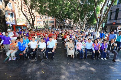 中市西屯區馨榮廣場木棧面整修完成 營造優質社區活動空間