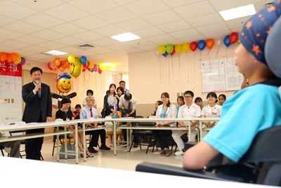 林市長鼓勵王同學努力復健，祝他早日康復