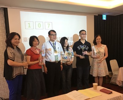 評鑑優等機構頒發獎座合影