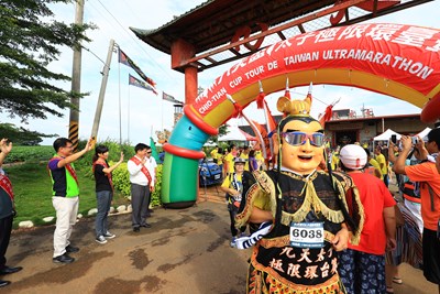 台中市長林佳龍在九天文化園區鳴槍宣告為期28天的徒步環島之旅正式展開