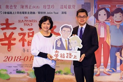 電影《幸福路上》今年初曾在中市府舉辦台中宣傳記者會；圖左為導演宋欣穎、右為新聞局長卓冠廷