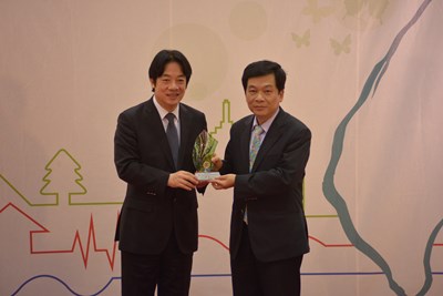 在台中榮獲106年甲類(直轄市)執行災害防救深耕計畫特優，由行政院長賴清德代表頒發獎牌，台中市秘書長黃景茂代表授獎。