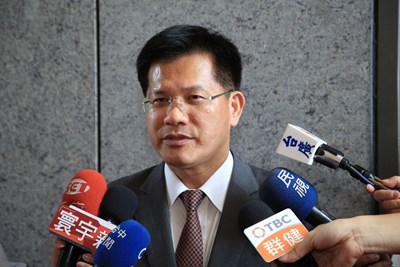 林市長於市議會開議前受訪東亞青運議題（台中市新聞局提供）