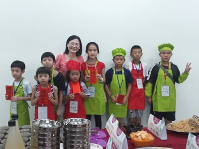 孩子用心採買料理佳餚慶祝父親節