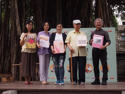 (公板1)公車作家跟代表楊明、許俊雅、周芬伶、趙天儀，及文化局長王志誠(由左至右)。
