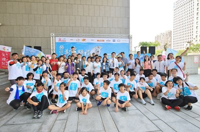 失親兒鐵馬環台台中會師 大安濱海樂園淨灘回饋社會