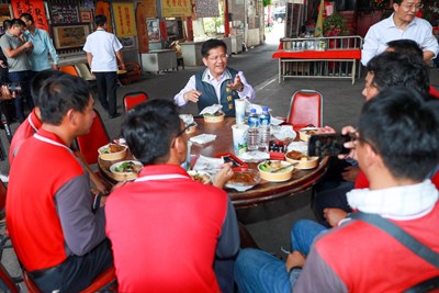 不公開-市長陪清潔隊員用餐_180902_0018