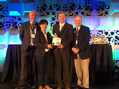 全球節慶活動城市獎由臺中市政府李賢義副秘書長(右二)及文化局楊懿珊主任秘書(左二)代