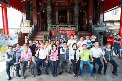 市長與市議員們、當地鄉親一起在池王宮前合照