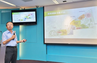 市府都市發展局副局長兼花博森林園區園長紀英村等人，向大家介紹園內不可不看的特色景點及遊園攻略。