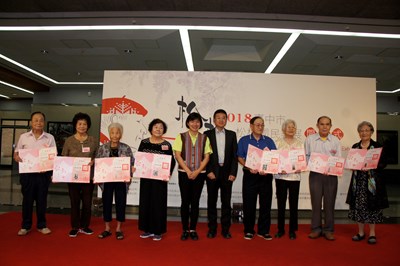 臺中市副市長林依瑩致贈感謝狀給今年參加松柏國民美展的80歲以上參展者