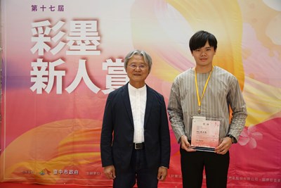 臺中市政府文化局局長王志誠與特優獎黃富杰同學合影