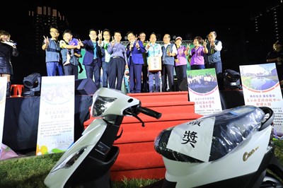 南屯「花young青春演唱會」吸引上千市民席地聆聽動人歌曲